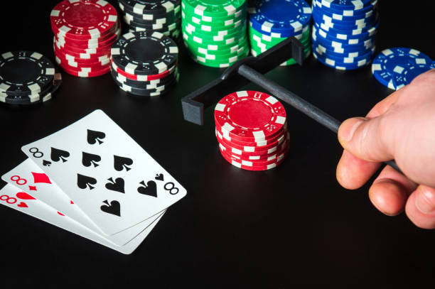 What happens during a split pot in Omaha Poker?