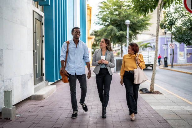 współpracownicy biznesowi rozmawiający na świeżym powietrzu - business person multi ethnic group 20s 30s zdjęcia i obrazy z banku zdjęć