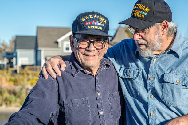 deux générations de vétérans de la guerre militaire des états-unis hommes de famille seniors - sailor people personal accessory hat photos et images de collection