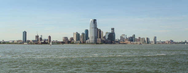 panorama-skyline von manhattan. new york city, usa. bürogebäude und wolkenkratzer in lower manhattan. - new york city new york state brooklyn clear sky stock-fotos und bilder