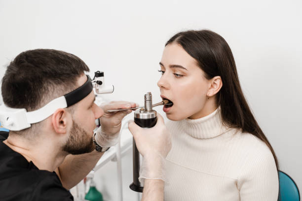 Cryo procedures for mucosal renewal and treatment of chronic pharyngitis and tonsillitis. Male doctor otolaryngologist with cryosprayer. ENT doctor is preparing for nitrogen cryotherapy crioprocedimientos para la renovación de la mucosa y el tratamiento de la faringitis crónica y la amigdalitis. médico otorrinolaringólogo masculino con criospulverizador. el otorrinolaringólogo se está preparando para la crioterapia con nitrógeno.