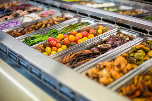 auswahl an kleinen und bunten baby-erbstücktomaten an einer salatbar - salatbüffet stock-fotos und bilder