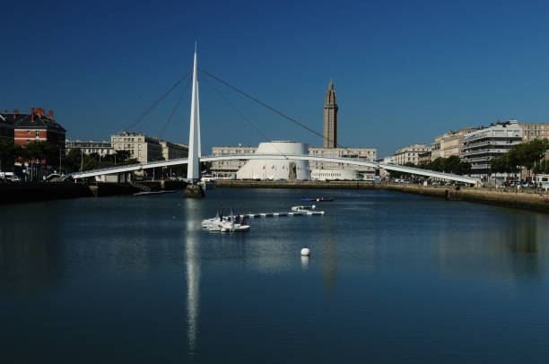 vue sur le quai de commerce au havre en normandie france - le havre photos et images de collection