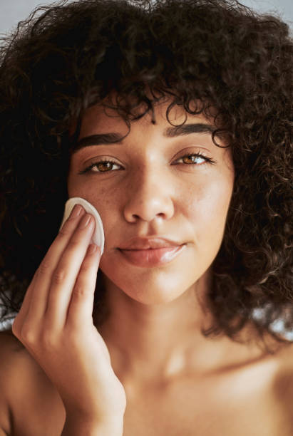 mujer negra, retrato de belleza y cuidado de la piel de algodón para la limpieza con cosmética detox dermatológica. cara de un modelo de bienestar en estudio para el brillo de la piel, el cabello natural y la maqueta cosmética facial de cuidado persona - facial cleanser fotografías e imágenes de stock