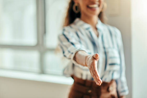 Open handshake, office and woman with welcome, kindness and smile for meeting, respect and friendly. Black woman, hr expert and hand shake for hiring, human resources or recruitment with happiness abierto apretón de manos, oficina y mujer con bienvenida, amabilidad y sonrisa para el encuentro, respeto y amabilidad. mujer negra, experta en recursos humanos y apretón de manos para contratación, recursos humanos o reclutamiento con felicidad