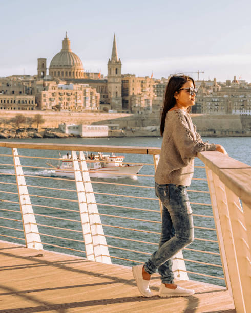 la valletta skyline della città di malta, skyline della città malta la valletta, la giovane donna visita malta in vacanza - citytrip foto e immagini stock