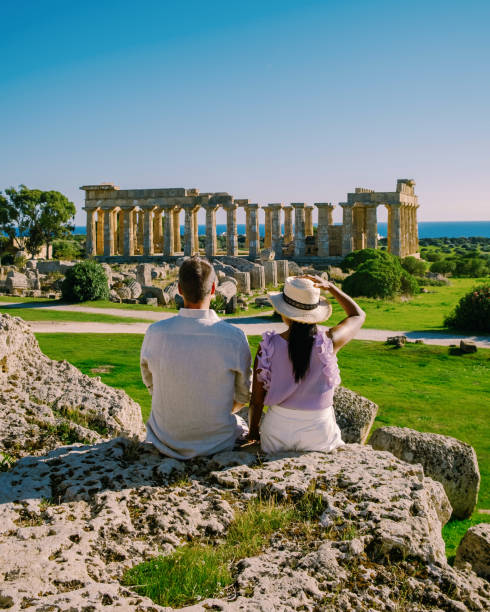 una coppia visita i templi greci a selinunte durante le vacanze parco archeologico di selinunte - valle dei templi foto e immagini stock