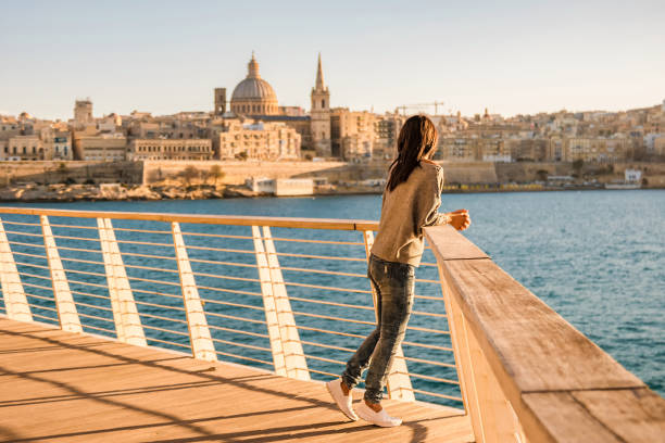 la valletta skyline della città di malta, skyline della città malta la valletta, la giovane donna visita malta in vacanza - citytrip foto e immagini stock