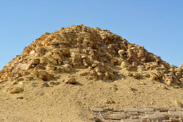 la pirámide satélite situada a 55 metros al sur de la pirámide doblada del rey sneferu, de 26 metros de altura y 52,80 metros de longitud, está hecha de piedra caliza, monumento retro antiguo egipcio vintage - giza pyramids egypt north africa africa fotografías e imágenes de stock