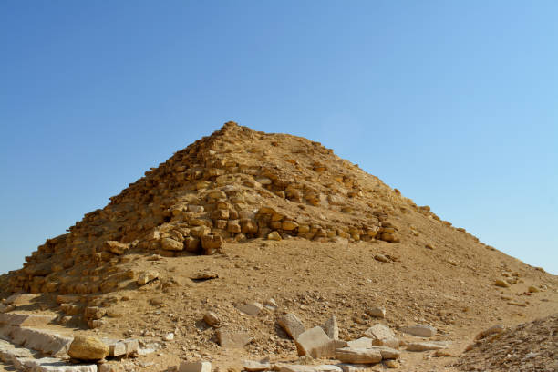 la pirámide satélite situada a 55 metros al sur de la pirámide doblada del rey sneferu, de 26 metros de altura y 52,80 metros de longitud, está hecha de piedra caliza, monumento retro antiguo egipcio vintage - giza pyramids egypt north africa africa fotografías e imágenes de stock