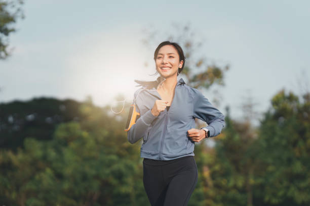 건강한 아시아 여성이 야외에서 조깅하고 있다. 피트니스 소녀 달리기. 야외 공원에서 운동하는 여성 - asian ethnicity jogging female women 뉴스 사진 이미지