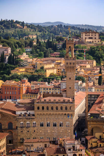 palazzo vecchio palast und rote dächer der stadt in florenz, italien, luftaufnahme - palazzo vecchio piazza della signoria florence italy italy stock-fotos und bilder