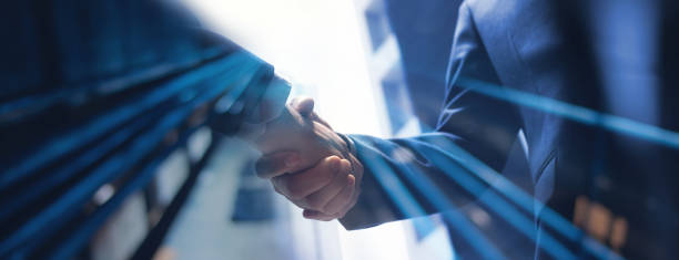 uomini d'affari che fanno stretta di mano con partner, saluto, negoziazione, fusione e acquisizione, concetto di cooperazione commerciale, per affari, finanza e background di investimento, lavoro di squadra e affari di successo - partnership foto e immagini stock