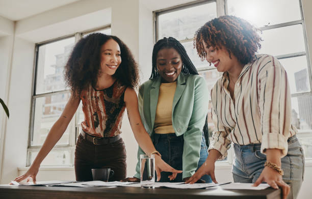 trabajo en equipo, colaboración y planificación de mujeres negras con documentos, papeleo o estrategia de diseño en la oficina. inicio de empresas, igualdad de género e ideas de marketing de diversidad personas en el espacio de trabajo reunión - mujeres fotografías e imágenes de stock