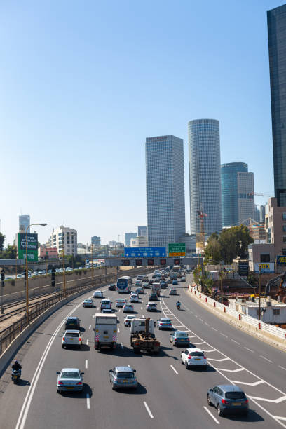 ville moderne en israël. gratte-ciel en verre et en métal - tel aviv israel skyline traffic photos et images de collection