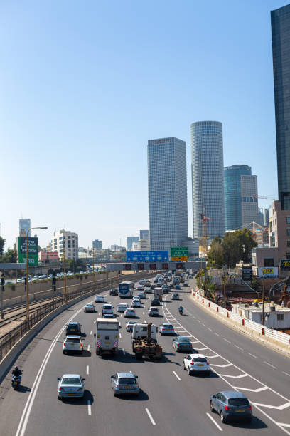 cidade moderna em israel. arranha-céus feitos de vidro e metal - tel aviv israel skyline traffic - fotografias e filmes do acervo