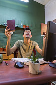 junger-hispanischer-mann-vor-dem-computer-mit-einem-roten-deckblatt-in-jeder-hand.jpg?b=1&s=170x170&k=20&c=k-eT7tOR7DjrRUajLC_PWImJgUqLMCNRKa9p9XOU_OE=