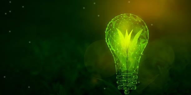 暗い緑の背景に抽象的な緑のエネルギーコンセプトと、輝く低い多角形の電球と緑の芽。カーボンニュートラル、再生可能エネルギー源、エコロジー、安全な電力のコンセプト。 - alternative lifestyle ストックフォトと画像