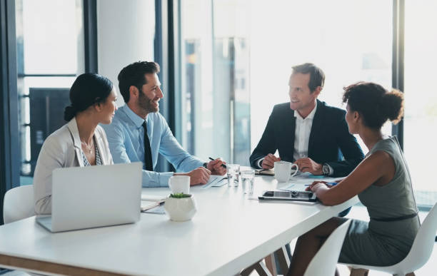 business, travail d’équipe et réunion en bureau avec le gestionnaire, la collaboration et l’agence de démarrage. le groupe, les employés et la direction de l’entreprise à table pour la stratégie, les idées de planification et la diversité de  - meeting business board room conference photos et images de collection