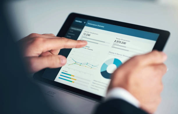 Investment, corporate or business man with tablet for invest strategy, finance growth or financial review. Hand, screen or analytics on technology for planning, data analysis or economy data research hombre de inversión, corporativo o de negocios con tableta para estrategia de inversión, crecimiento financiero o revisión financiera. mano, pantalla o analítica sobre tecnología para planificación, análisis de datos o investigación web económica