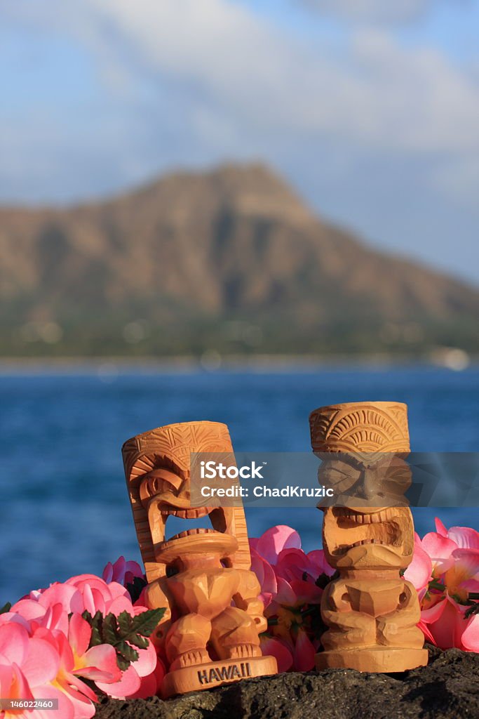 I tiki Hawaii Diamond Head Waikiki Lei il sole al tramonto sull'oceano - Foto stock royalty-free di Sabbia