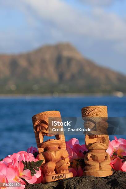 I Tiki Hawaii Diamond Head Waikiki Lei Il Sole Al Tramonto Sulloceano - Fotografie stock e altre immagini di Sabbia