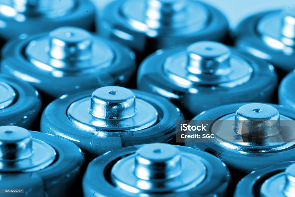 Батареи типа AA в холодный синий - Стоковые фото Батарея роялти-фри
