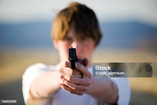 Adolescente Punta Pistola Di Macchina Fotografica - Fotografie stock e altre immagini di Arma da fuoco - Arma da fuoco, Adolescente, Adolescenza