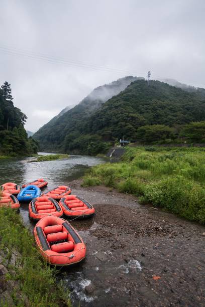 transito autunnale estivo in treno panoramico romantico, vista di kyoto sul fiume e sulla montagna - kinkaku ji temple foto e immagini stock