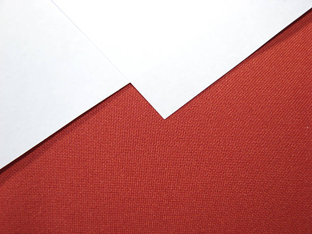 Folhas de papel Branco sobre Vermelho - fotografia de stock