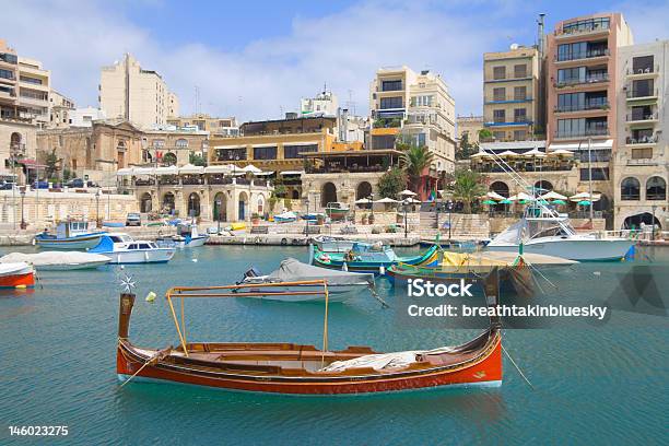 Foto de Barco Tradicional Em Stjulians Malta e mais fotos de stock de Malta - Malta, Aldeia, Atracado