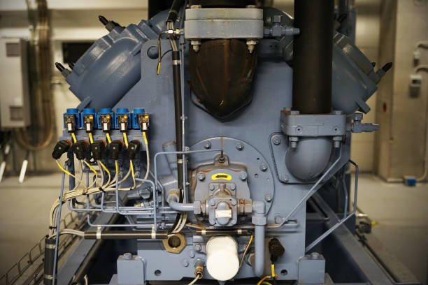 primer plano del compresor de amoníaco o co2 para la industria pesada con el refrigerante ecológico moderno, utilizado como reemplazo del freón - valve pipe refrigeration order fotografías e imágenes de stock