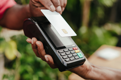 Aproximación al pago con tarjeta de crédito photo