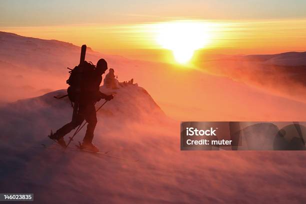 Gegen Wind Auf Den Sonnenuntergang Stockfoto und mehr Bilder von Arktis - Arktis, Berg, Biegung