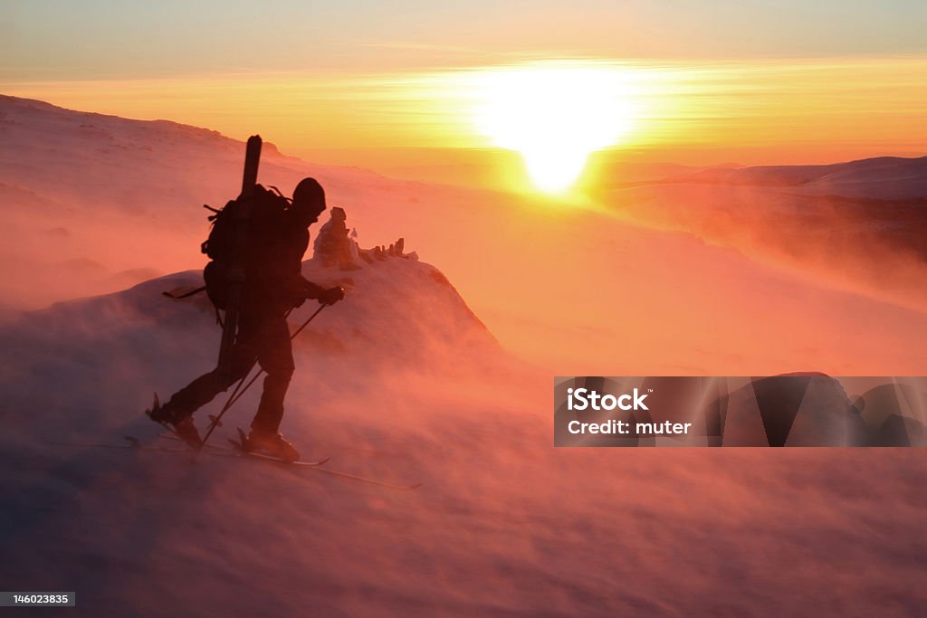 Contra vento durante o pôr-do-sol - Foto de stock de Brilhante - Luminosidade royalty-free