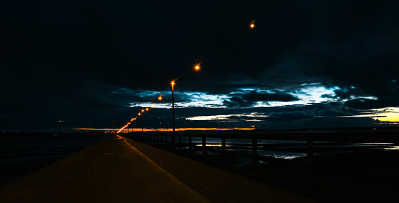 Espectacular puesta de sol sobre el largo puente en Rättvik, distrito de Dalarna. photo