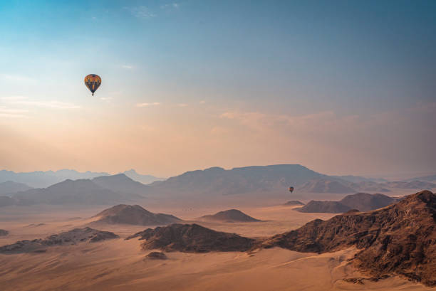 heißluftballonflug über die namib-wüste namibias - africa sunset desert landscape stock-fotos und bilder