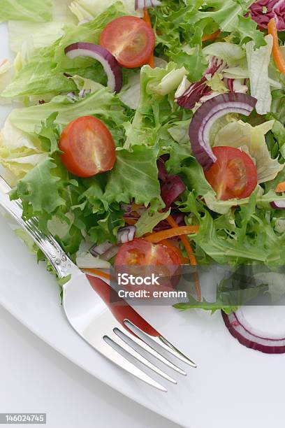 Салат — стоковые фотографии и другие картинки Вегетарианское питание - Вегетарианское питание, Вертикальный, Двигаться вверх