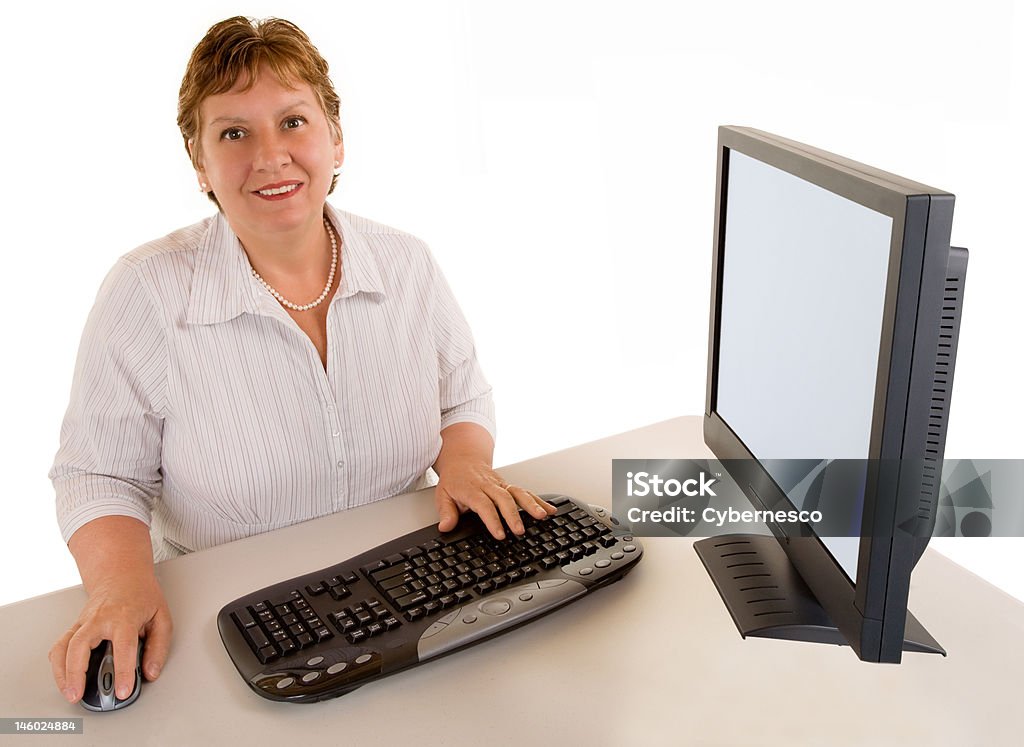 Красивая среднего возрасте Деловая женщина, сидящая на ее стол - Стоковые фото Белый роялти-фри