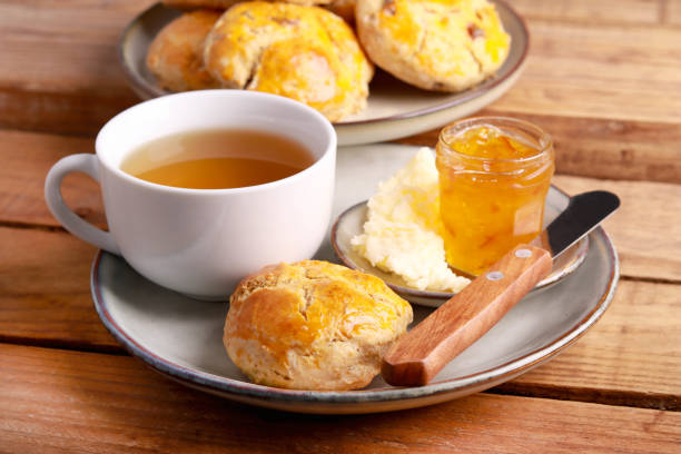 hausgemachte scones serviert mit butter und marmelade - tea afternoon tea cake cup stock-fotos und bilder