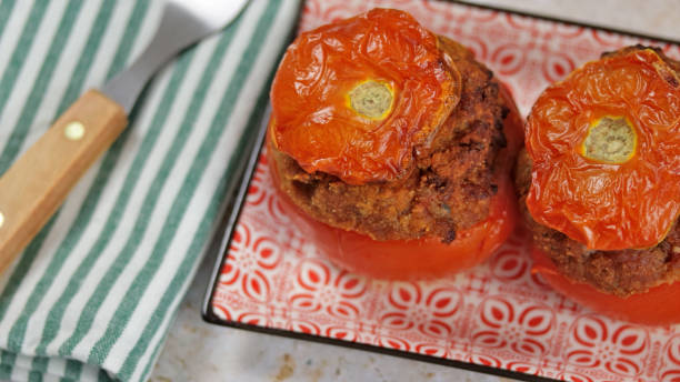 tomates rellenos, primer plano, en un plato - stuffed tomato fotografías e imágenes de stock