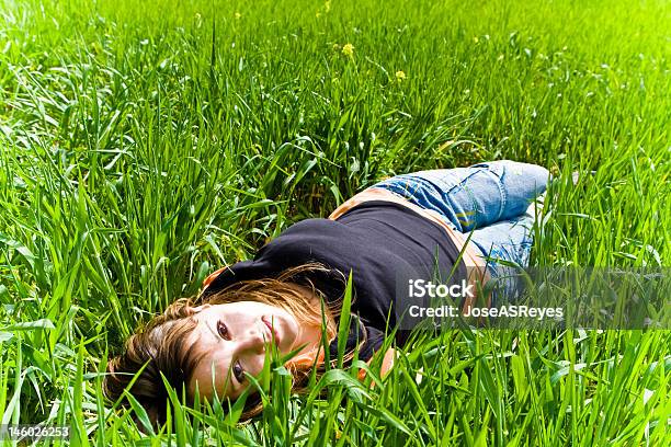 Sorrir Beleza Na Relva - Fotografias de stock e mais imagens de 20-29 Anos - 20-29 Anos, Adolescente, Adolescência