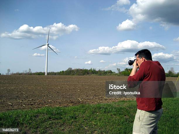 Fotografiar Un Molino De Viento Foto de stock y más banco de imágenes de Campo - Tierra cultivada - Campo - Tierra cultivada, Hombres, Turbina