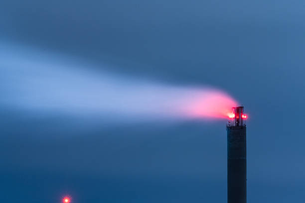 fumaça fluindo de uma pilha de stoke à noite. - vapor trail night sky sunset - fotografias e filmes do acervo