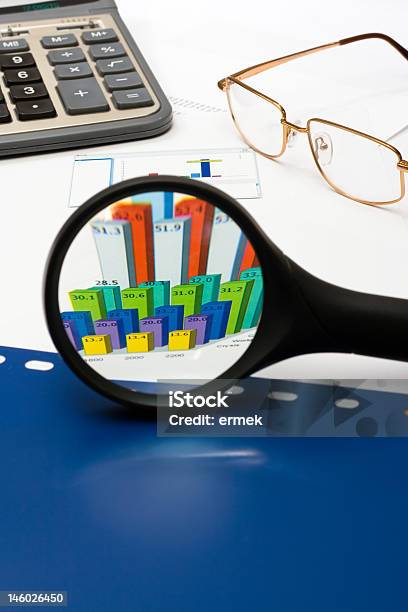 Lupa Sobre Financiero Gráfico Foto de stock y más banco de imágenes de Azul - Azul, Calculadora, Color negro