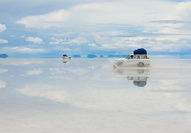 jeep в соли озеро солончак уюни, боливия - salar стоковые фото и изображения