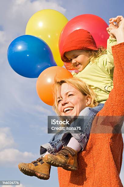 Felice Madre E Bambino - Fotografie stock e altre immagini di Adulto - Adulto, Allegro, Ambientazione esterna