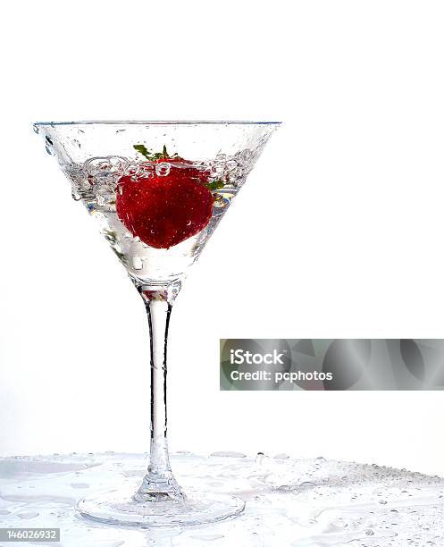 Foto de Wet Morango Em Uma Taça De Martíni e mais fotos de stock de Gin - Gin, Bebida, Bebida alcoólica