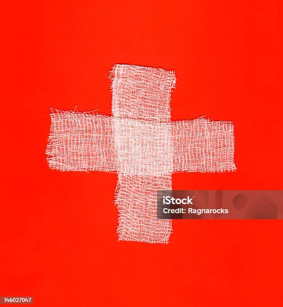 Dois White Ligaduras Formar Uma Cruz Sobre Fundo Vermelho - Fotografias de stock e mais imagens de Cruz - Forma