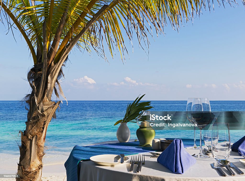 Сервировка стола в ресторане beach - Стоковые фото Пальма роялти-фри